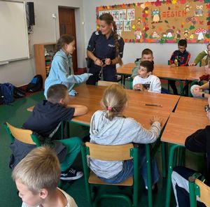 Policjanci rozmawiali z dziećmi o zasadach bezpiecznego poruszania się po drodze i o noszeniu odblasków.