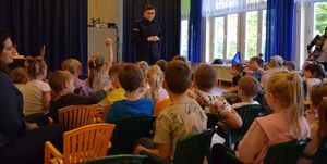 Policjanci rozmawiali z dziećmi o zasadach bezpiecznego poruszania się po drodze i o noszeniu odblasków.