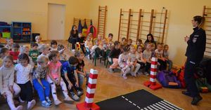 Policjanci rozmawiali z dziećmi o zasadach bezpiecznego poruszania się po drodze i o noszeniu odblasków.