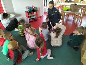 Policjanci rozmawiali z dziećmi o zasadach bezpiecznego poruszania się po drodze i o noszeniu odblasków.