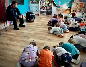 Policjanci rozmawiali z dziećmi o zasadach bezpiecznego poruszania się po drodze i o noszeniu odblasków.