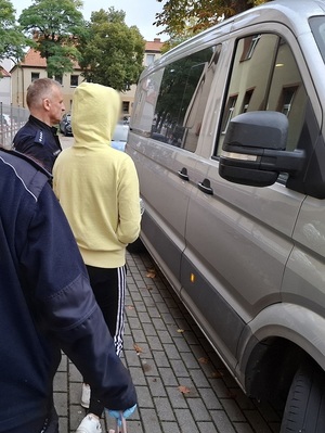 Poszukiwana listem gończym pasażerka passata zatrzymana podczas kontroli drogowej.