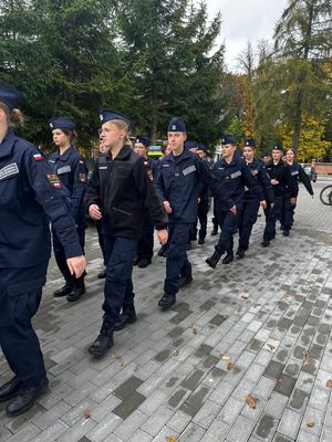 Dzielnicowy z Brus szkolił uczniów klasy mundurowej z musztry.