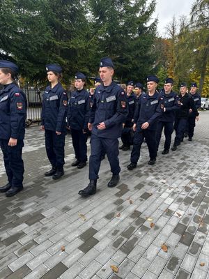Dzielnicowy z Brus szkolił uczniów klasy mundurowej z musztry.