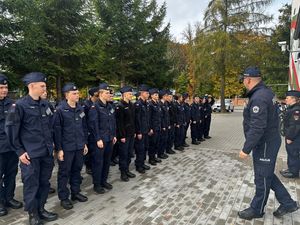 Dzielnicowy z Brus szkolił uczniów klasy mundurowej z musztry.