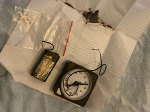 zatrzymany i policjanci oraz środki pirotechniczne