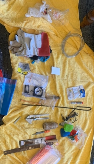 zatrzymany i policjanci oraz środki pirotechniczne