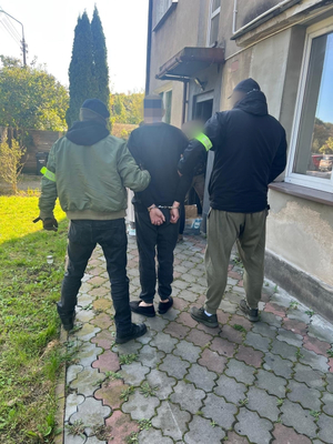 zatrzymany i policjanci oraz środki pirotechniczne