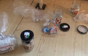 zatrzymany i policjanci oraz środki pirotechniczne