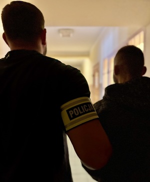 policjant z poszukiwanym