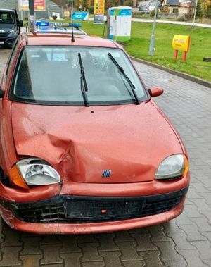 pojazd nietrzeźwego kierującego, który wjechał w szyld