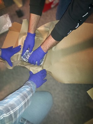 policjanci z zabezpieczonymi narkotykami i z zatrzymanym