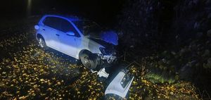 pojazd po uderzeniu w drzewo przez nietrzeźwego kierującego