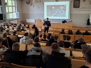policjant podczas spotkania z młodzieżą