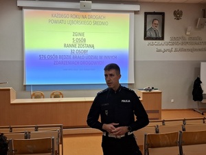 policjant podczas spotkania z młodzieżą