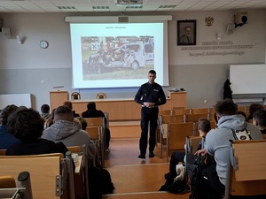 policjant podczas spotkania z młodzieżą