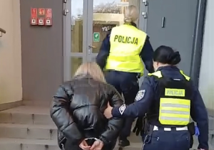 policjanci z zatrzymanymi nietrzeźwymi i urządzenie do badania trzeźwości