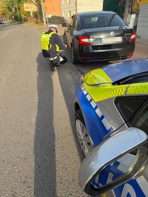 policjant podczas kontroli