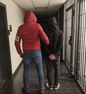 policjant z zatrzymanym