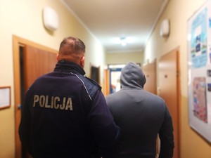 policjant z zatrzymanym
