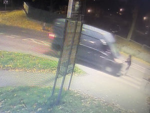 Na przejściu dla pieszych dostawczy opel uderzył w 16-latkę.