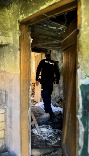 Policjanci z powiatu puckiego sprawdzają miejsca przebywania osób w kryzysie bezdomności