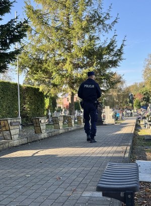 Policjanci z powiatu puckiego rozmawiają o zasadach bezpieczeństwie z odwiedzającymi groby przed Dniem Wszystkich Świętych.