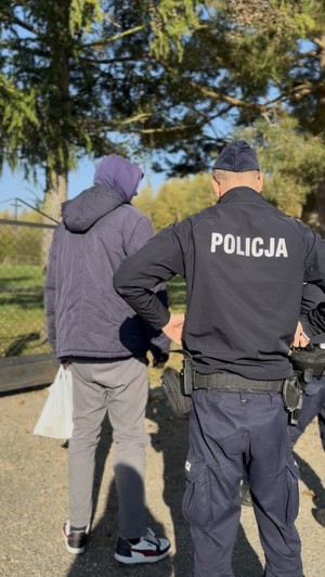 Policjanci z powiatu puckiego rozmawiają o zasadach bezpieczeństwie z odwiedzającymi groby przed Dniem Wszystkich Świętych.