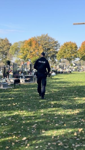 Policjanci z powiatu puckiego rozmawiają o zasadach bezpieczeństwie z odwiedzającymi groby przed Dniem Wszystkich Świętych.