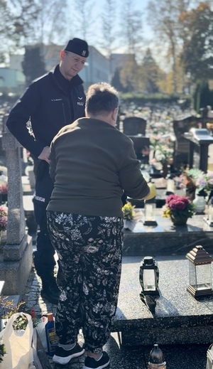 Policjanci z powiatu puckiego rozmawiają o zasadach bezpieczeństwie z odwiedzającymi groby przed Dniem Wszystkich Świętych.