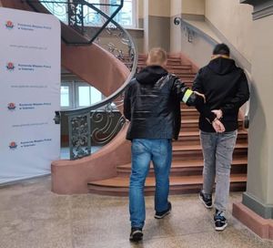 policjanci z osobami zatrzymanymi podczas działań poszukiwany