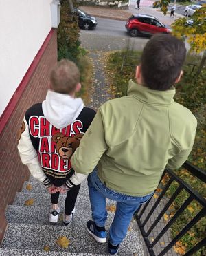 policjanci z osobami zatrzymanymi podczas działań poszukiwany