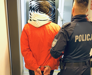 policjant z zatrzymanym