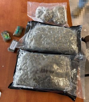 policjant z zatrzymanym i zabezpieczone narkotyki