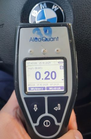 alkomat i zatrzymane auto