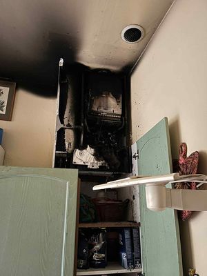 Policjanci i strażacy ruszyli z pomocą kobietom podczas pożaru piecyka gazowego.