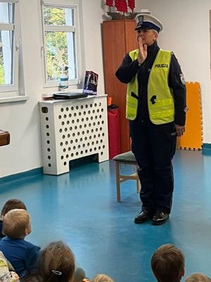 Policjanci z Gdyni w przedszkolu rozmawiali o bezpieczeństwie, odblaskach i swojej służbie.