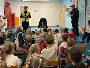 Policjanci z Gdyni w przedszkolu rozmawiali o bezpieczeństwie, odblaskach i swojej służbie.