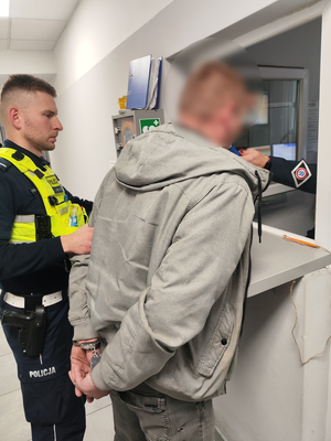 policjant z nietrzeźwym, który uciekał