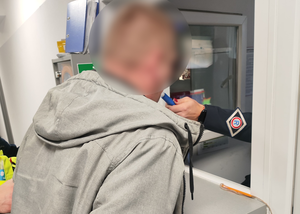 policjant z nietrzeźwym, który uciekał