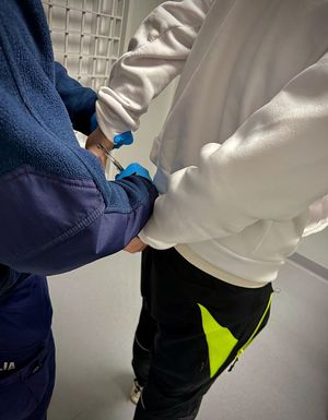 policjanci z zatrzymanym za kradzież zuchwałą