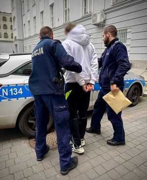 policjanci z zatrzymanym za kradzież zuchwałą