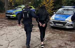 policjant z zatrzymaną