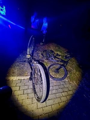 warunki w jakich drogą jechali nieoświetleni mali rowerzyści