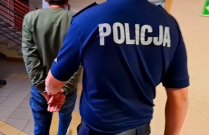 policjanci z zatrzymanymi i pojazd który jechał na feldze