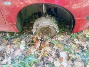 policjanci z zatrzymanymi i pojazd który jechał na feldze