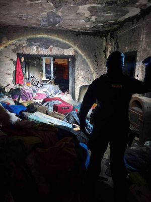 policjanci podczas kontroli pustostanów