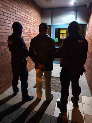 policjanci podczas kontroli pustostanów