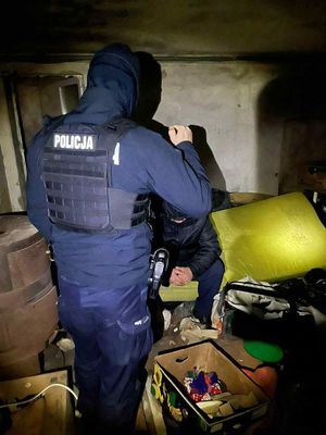 policjanci podczas kontroli pustostanów