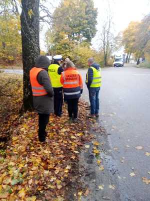 Wspólne działania na rzecz poprawy bezpieczeństwa na skrzyżowaniu w Grabowie.